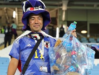 * Japanese-footie-fan.jpg